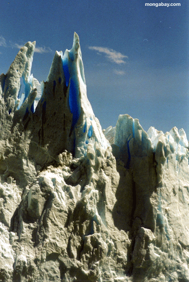 Flèche glaciale se levant de Perito Moreno